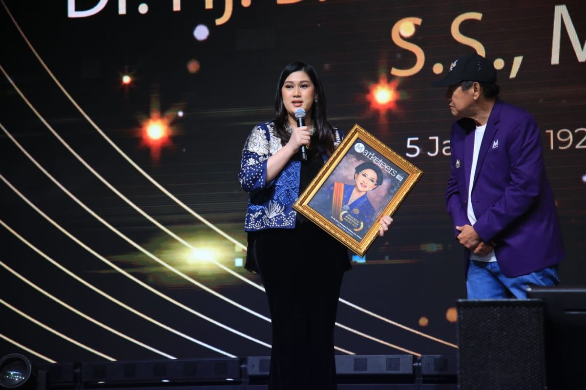 Pendiri Mustika Ratu Mooryati Soedibyo terima Immortal Marketeer Award 2024