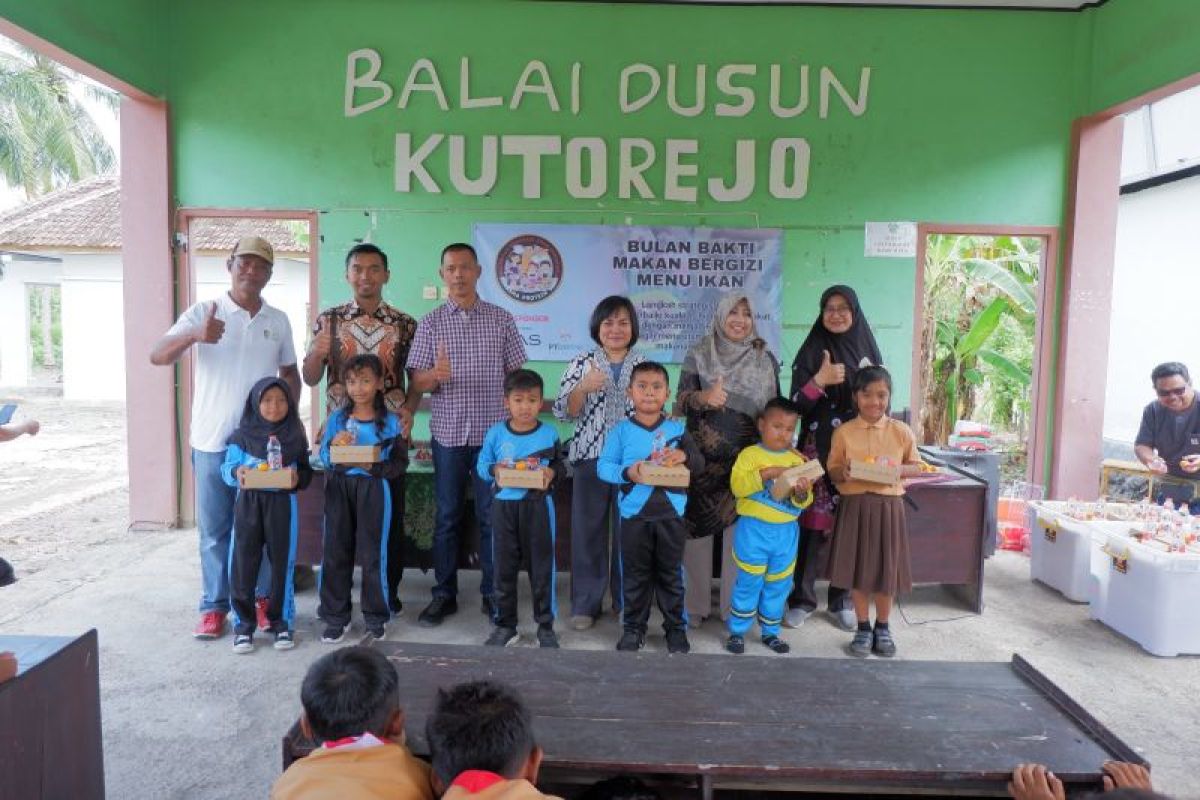 Perusahaan swasta Banyuwangi berbagi makanan bergizi menu ikan di Desa Kalipait