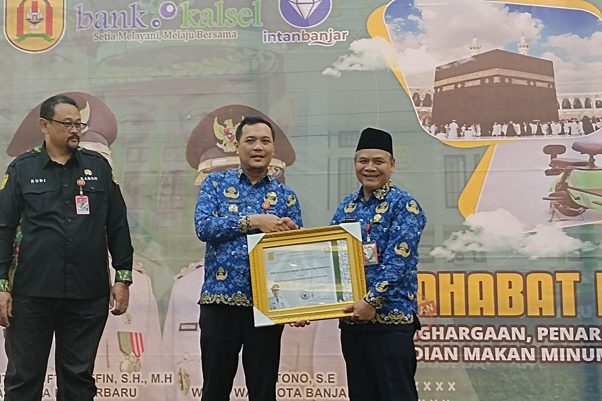 Wali Kota Banjarbaru berikan penghargaan kepada wajib pajak dan SKPD