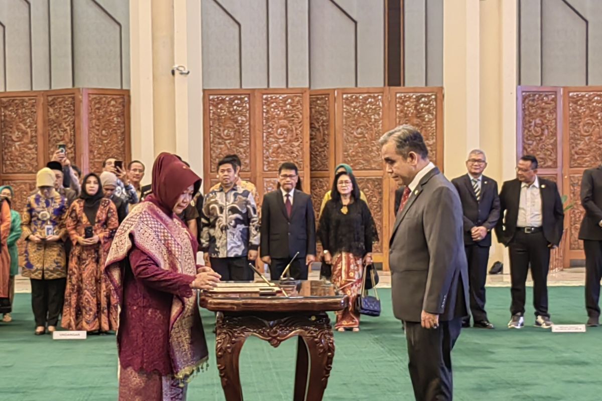 Muzani lantik Siti Fauziah sebagai Sekjen MPR