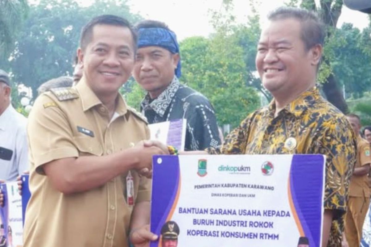 Pemkab Karawang serahkan bantuan alat produksi kepada puluhan UMKM