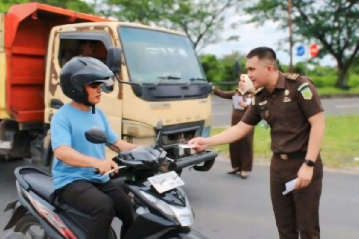 Kejari OKU Timur bagikan stiker  antikorupsi ke pengguna jalan