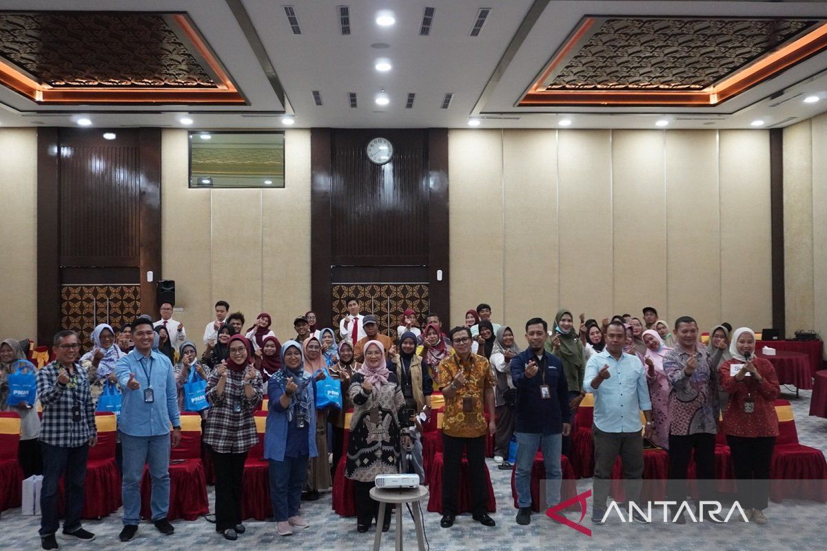 PNM bersama OJK dan Rumah BUMN latih masyarakat Kampung Sengkemang manfaatkan limbah lingkungan dan rumah tangga