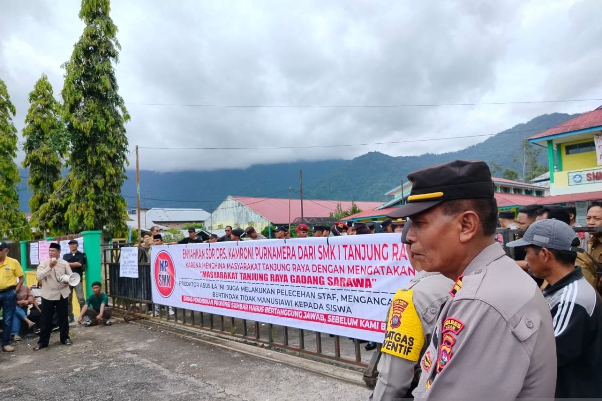 Polres Agam kerahkan personel amankan demo tuntutan pencopotan kepala SMKN