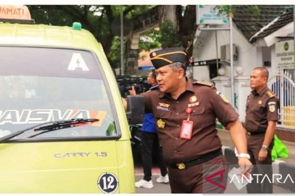 Kajati Maluku turun  jalan bagikan sticker bertema anti korupsi