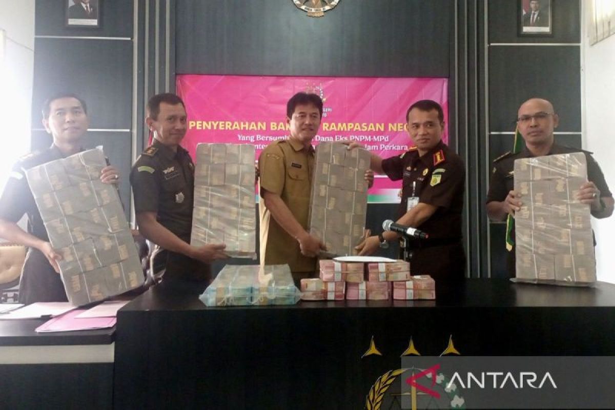 Kejari serahkan uang  rampasan Rp4,487 miliar kepada Pemkab Banyumas