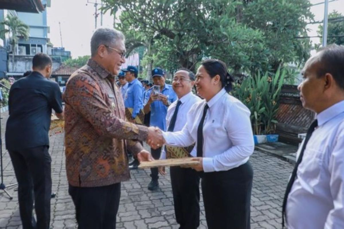 Pj Bupati Gianyar Lantik Direksi Perumda Tirta Sanjiwani Periode 2024-2029