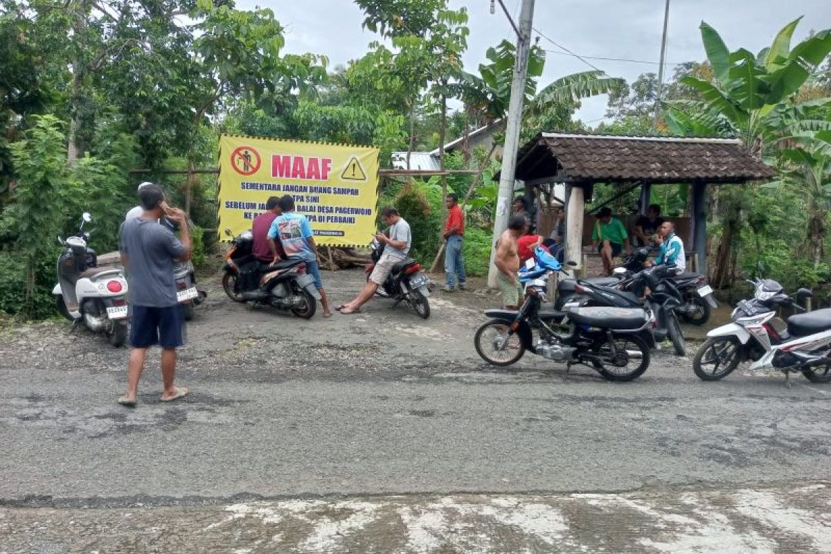 Warga Desa Pagerwojo Blitar keluhkan jalan rusak