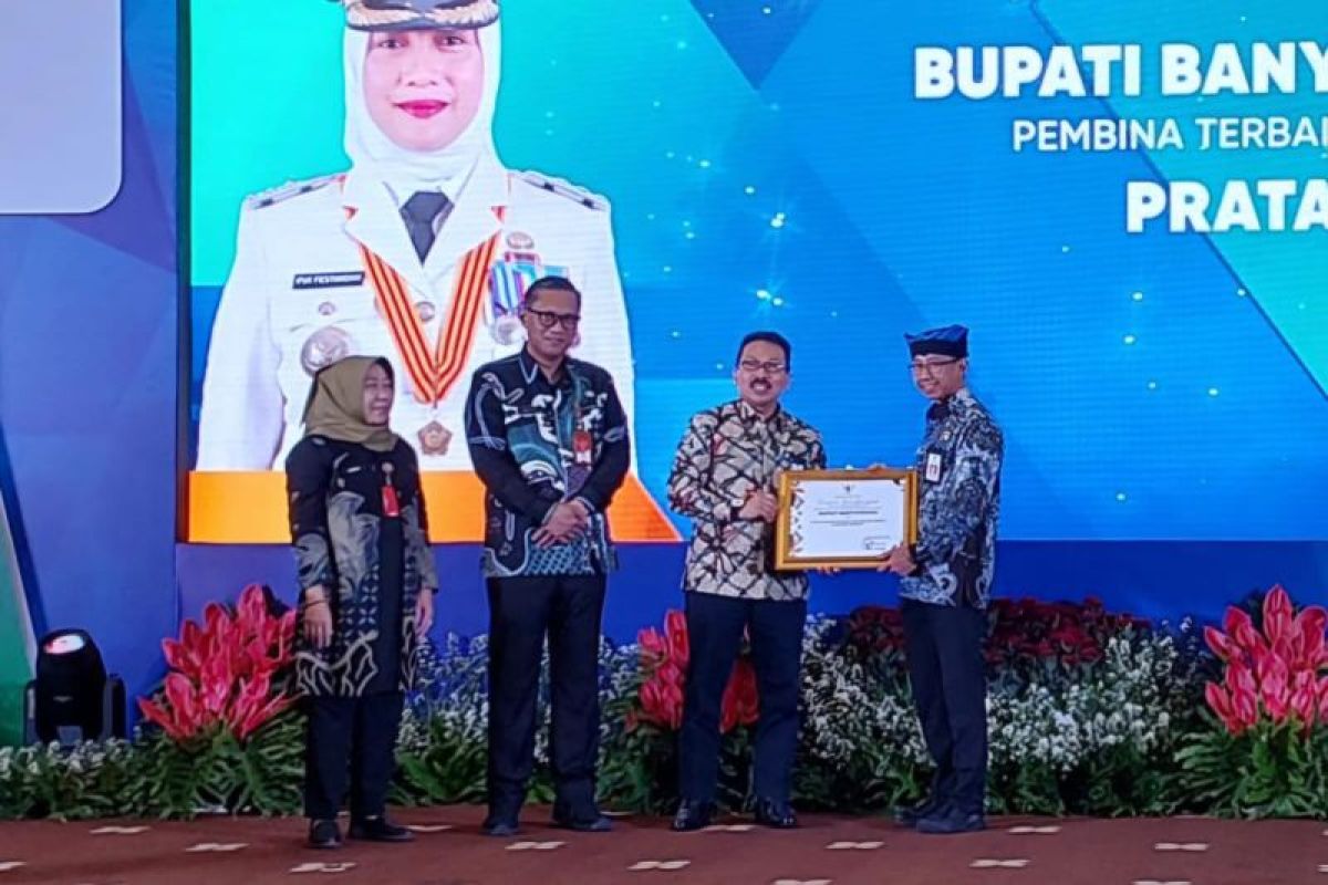 Bupati Banyuwangi raih penghargaan SKK Provinsi Jatim