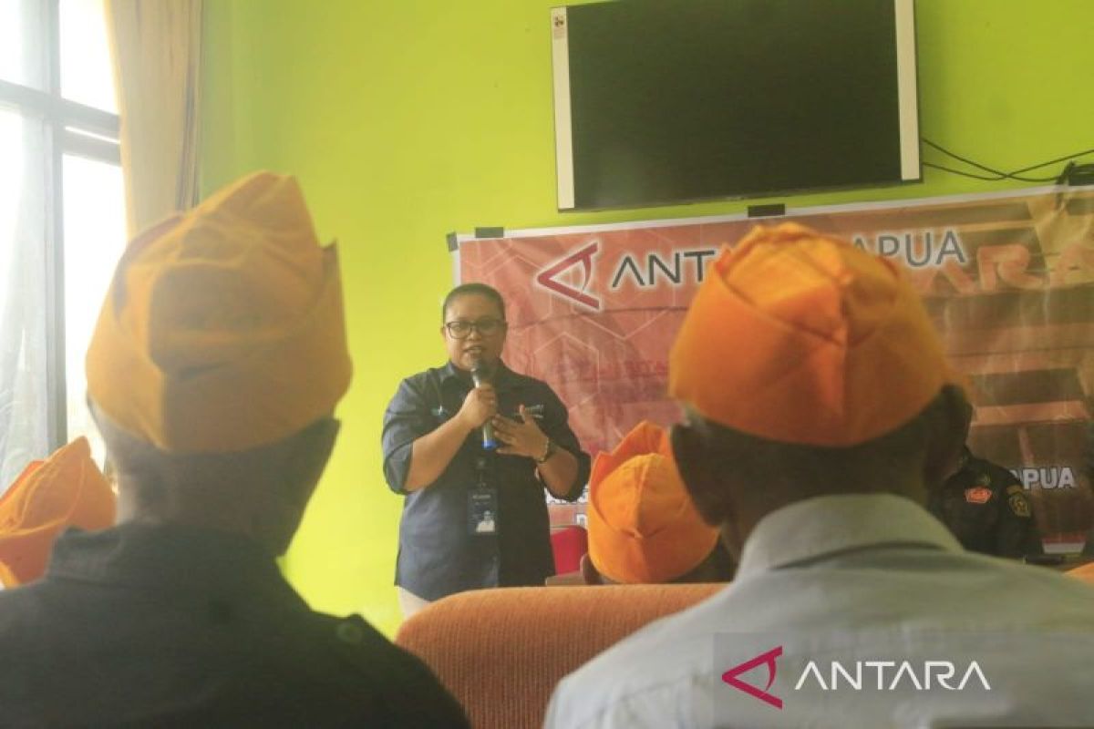 ANTARA membagikan 20 paket bahan pokok untuk LVRI Papua