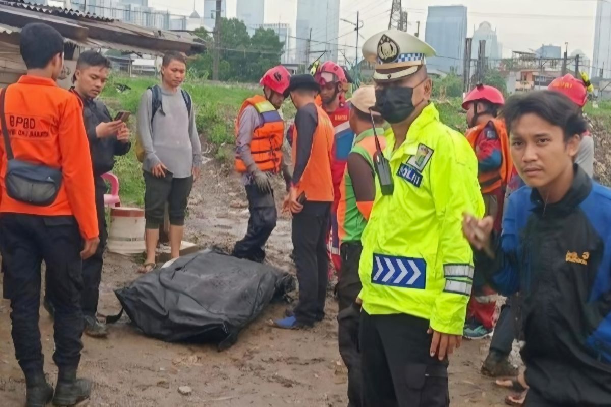 Seorang pria tewas tersengat listrik saat hendak pasang sensor banjir l milik BPBD DKI Jakarta