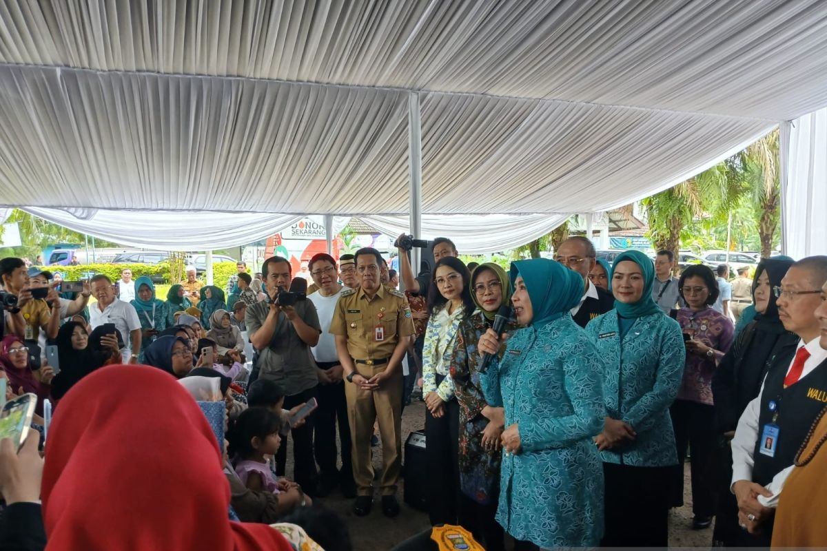 Tim Penggerak PKK bagi 500 kacamata baca untuk warga Tangerang