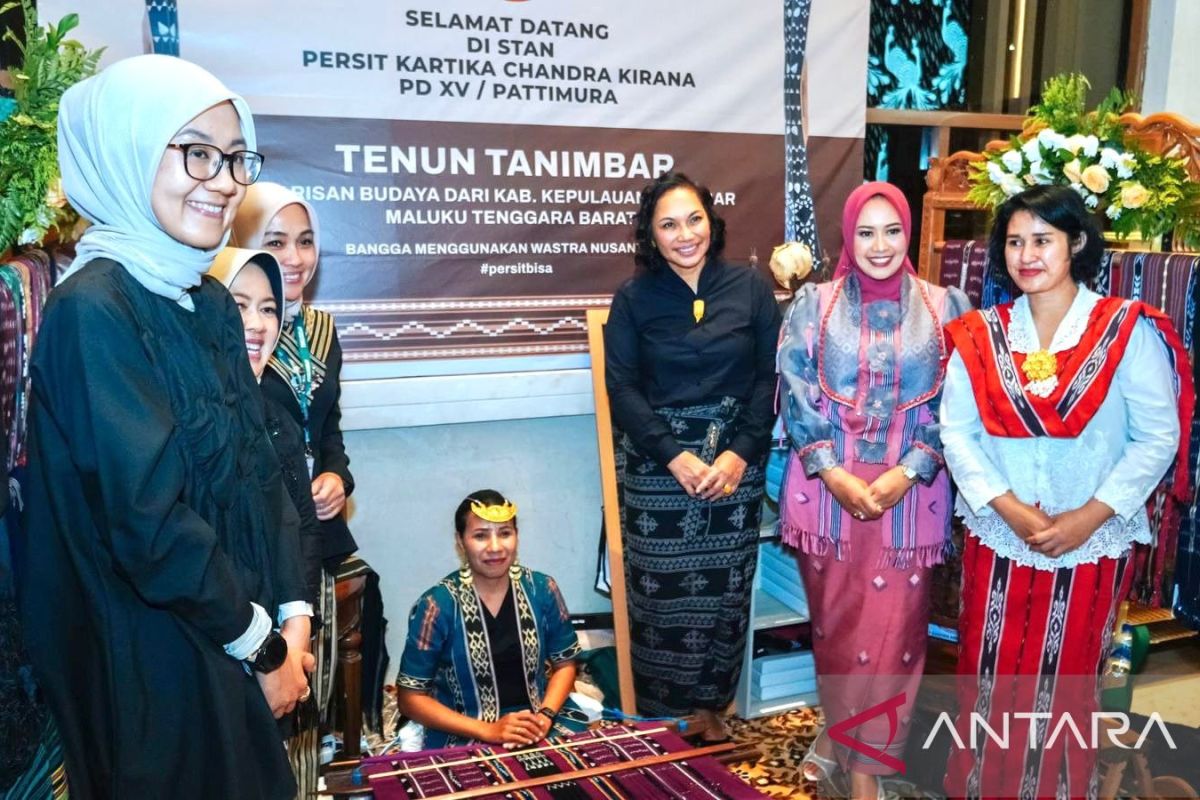 Persit Kodam Pattimura pamerkan tenun ikat khas Tanimbar di Jakarta