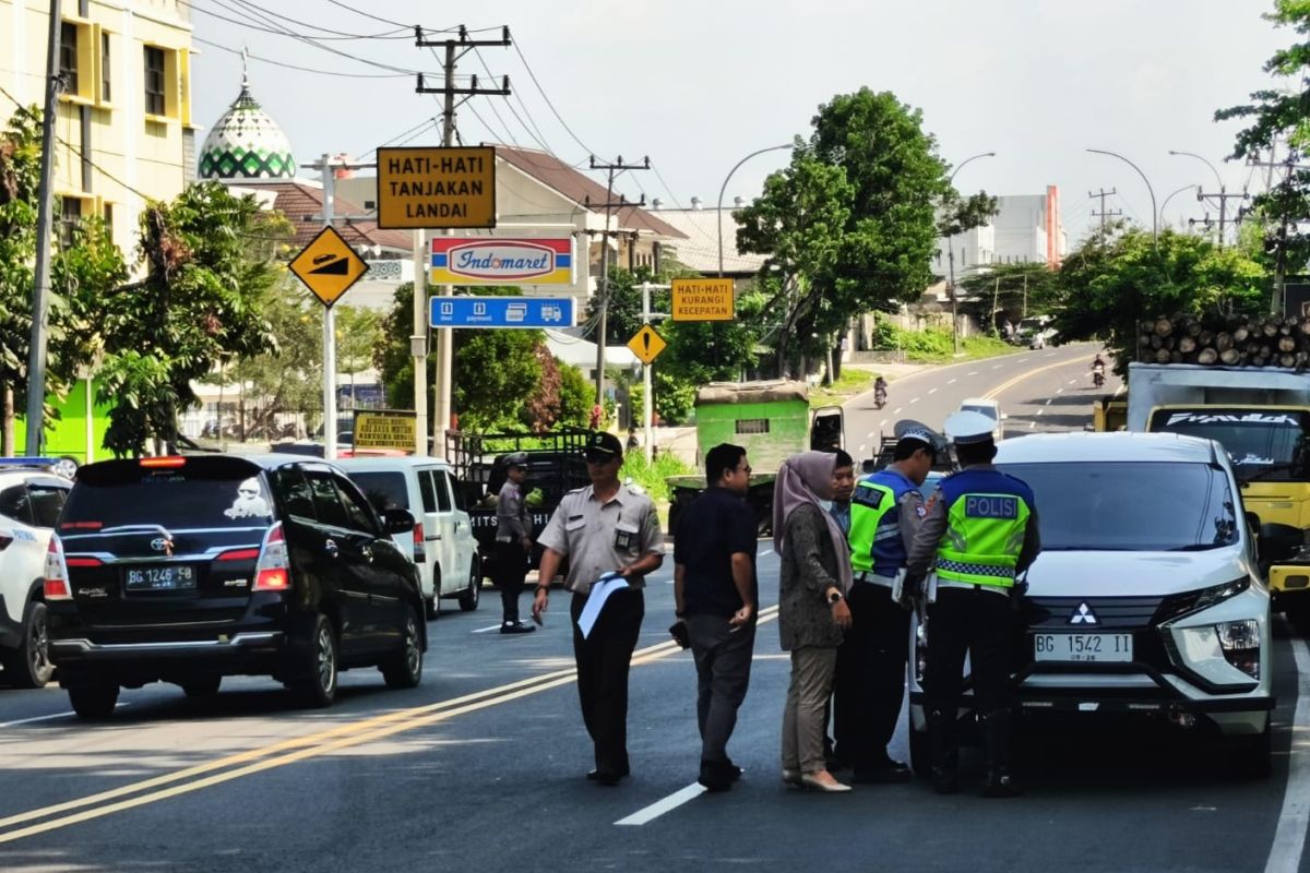 Samsat OKU Timur  sebar brosur Program Pemutihan Sanksi PKB