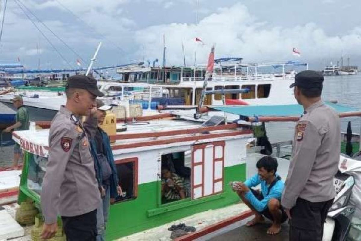 Polres Pelabuhan Makassar membantu pengamanan warga pulau