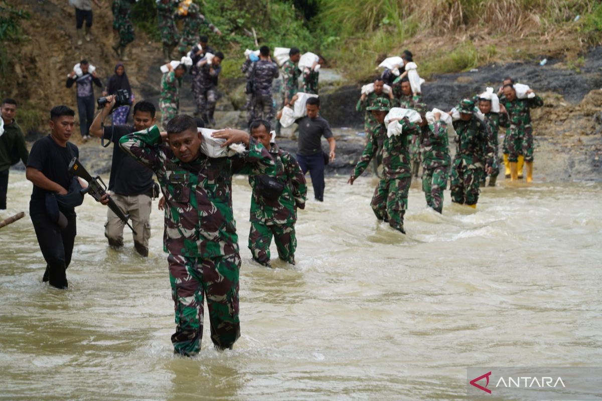 Akses jalan buruk, Prajurit TNI terpaksa pikul material renovasi makam pahlawan Cut Meutia