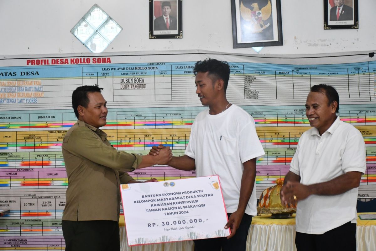 Taman Nasional Wakatobi salurkan bantuan usaha di Desa Kollo Soha