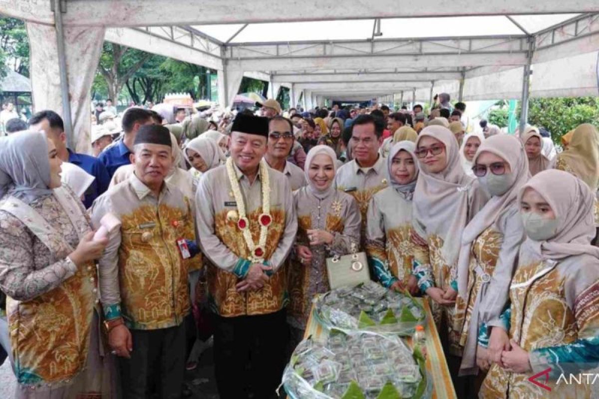 Pelaksana Tugas Gubernur Kalsel bagikan kue ke warga