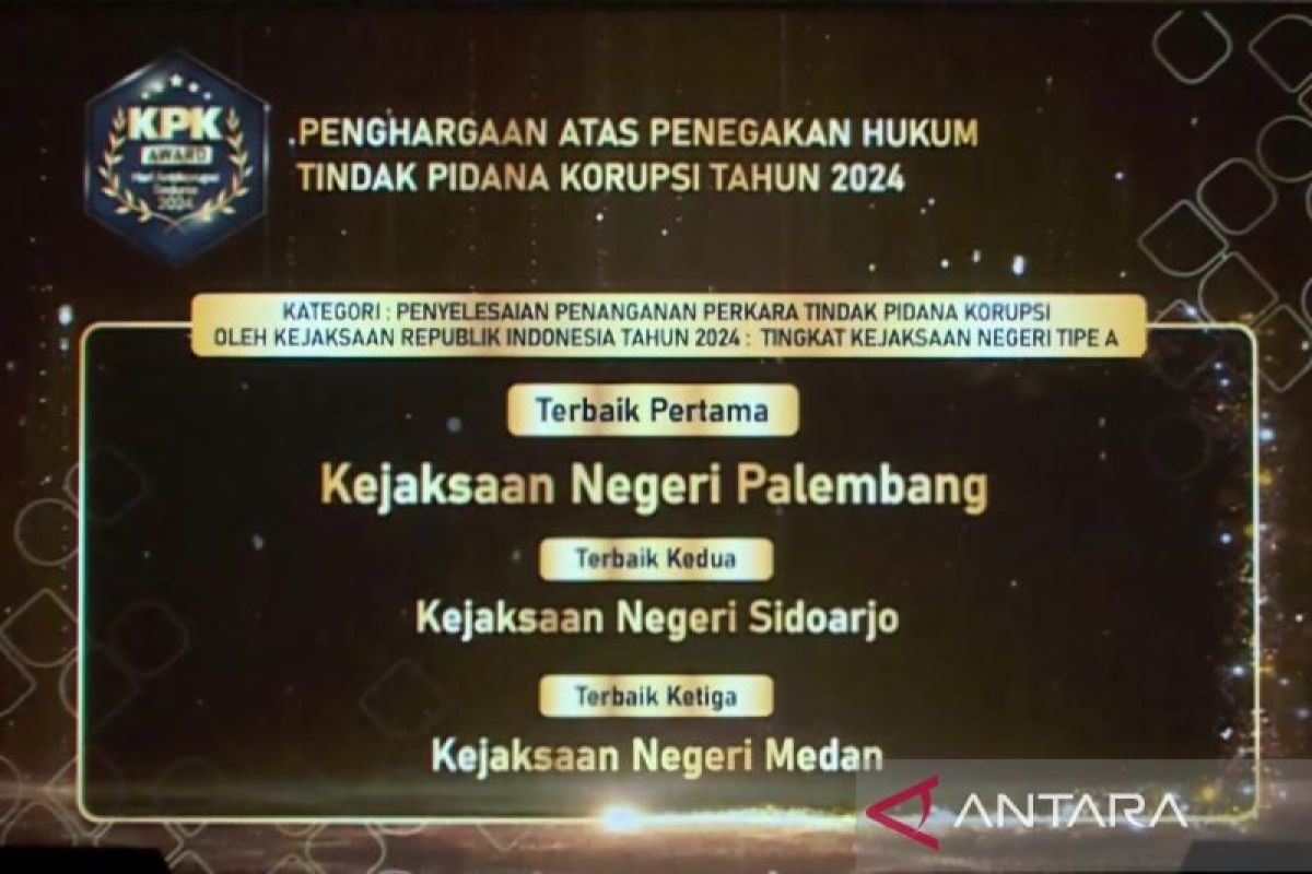 Kejari Medan terima penghargaan dari KPK sebagai terbaik ketiga penanganan korupsi