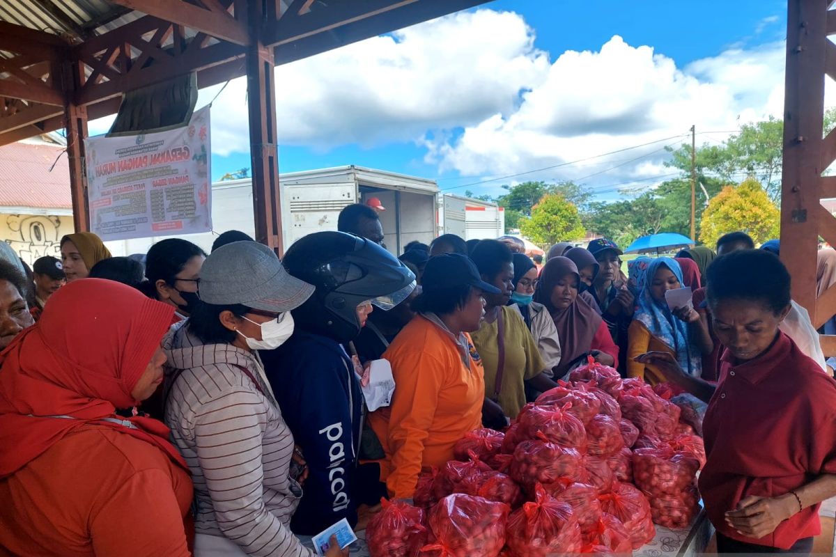 Pemkab Sorong distribusi 1.050 paket sembako ke distrik pedalaman