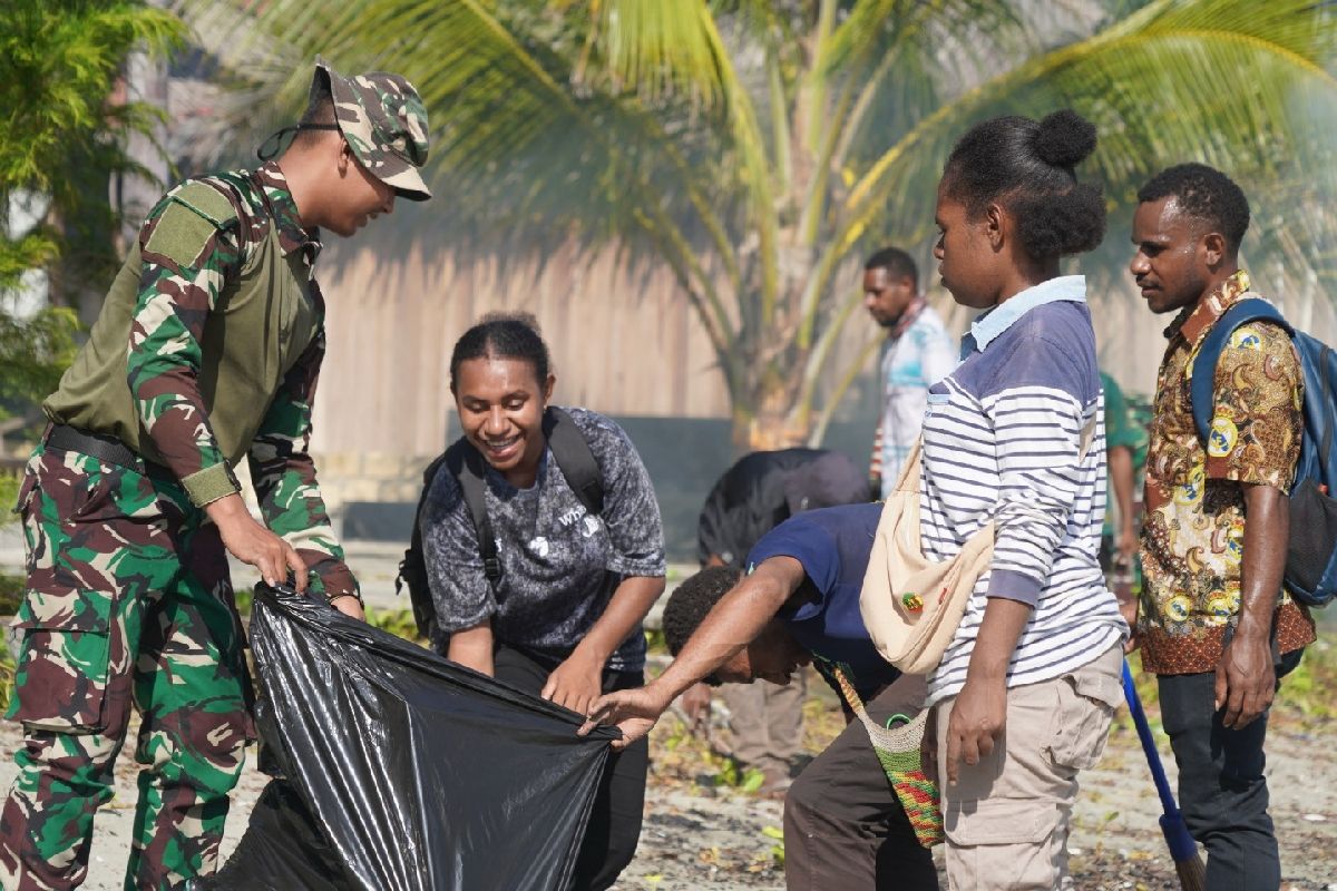 Jelang hari Juang TNI 700 personel bersihkan Pantai Holtekamp