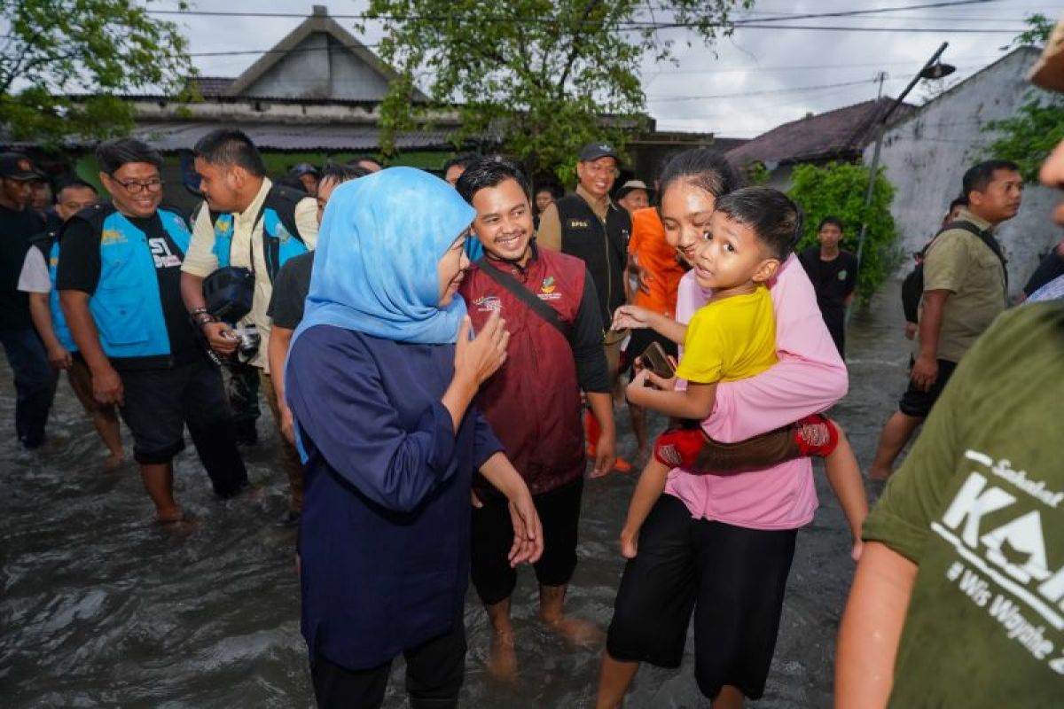 Khofifah salurkan bantuan untuk warga terdampak banjir di Jombang