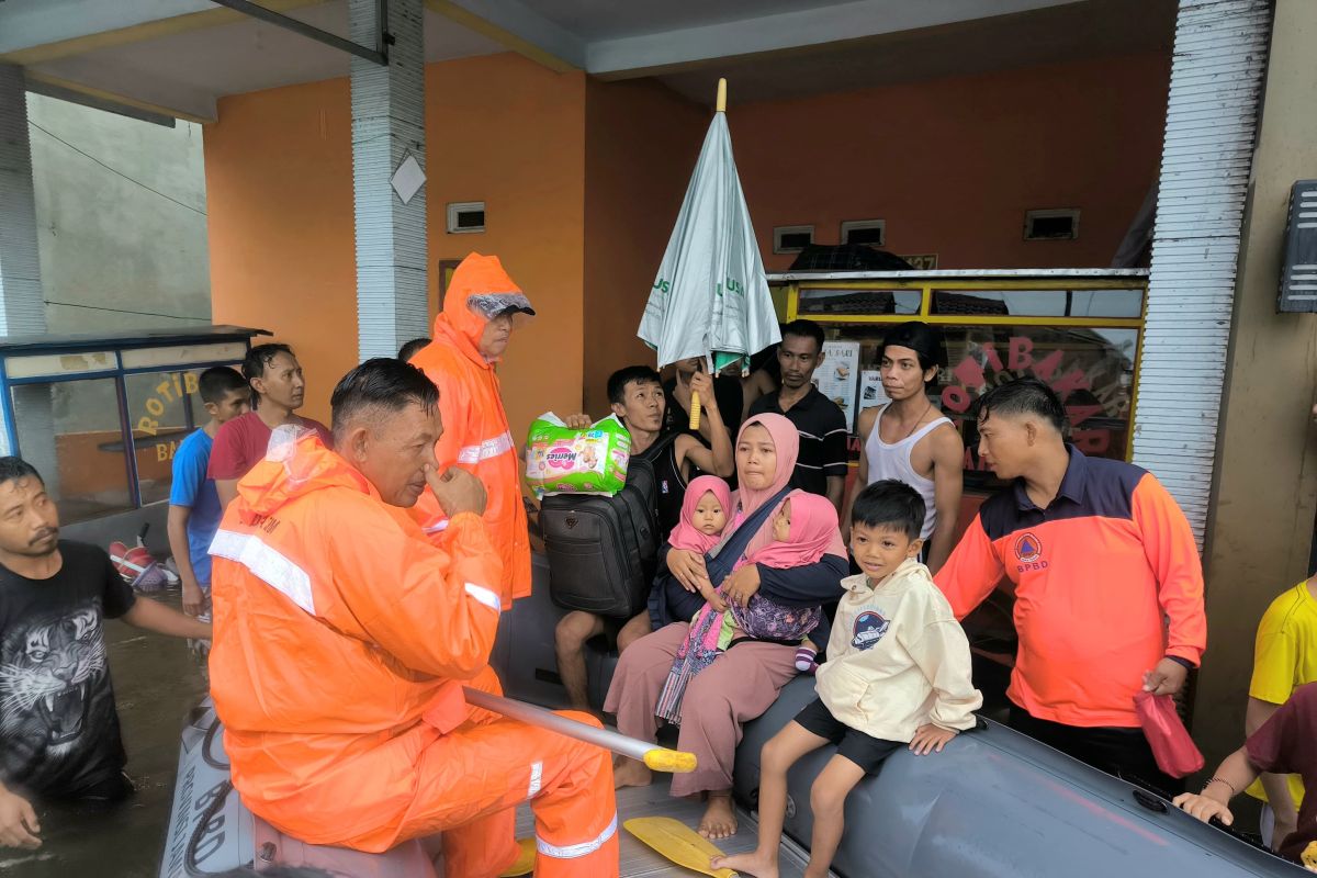 BPBD Jatim berikan bantuan untuk korban banjir di Mojokerto