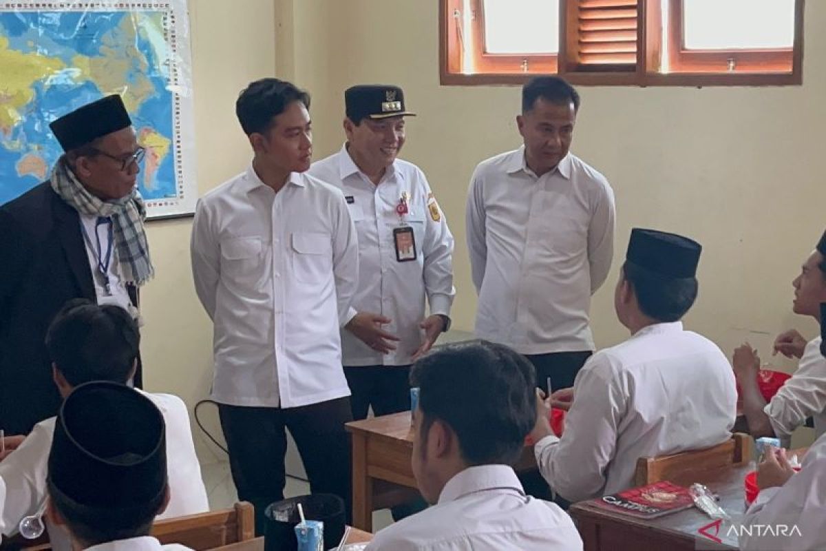 Wapres sosialisasi makan bergizi gratis seharga Rp11 ribu per porsi di Ponpes Bogor