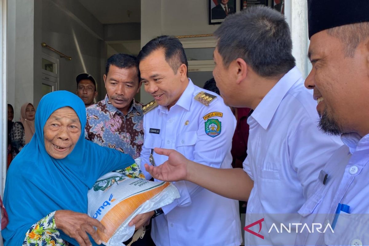 Pj Bupati Abdya salurkan bantuan pangan tahap tiga di Alue Sungai Pinang