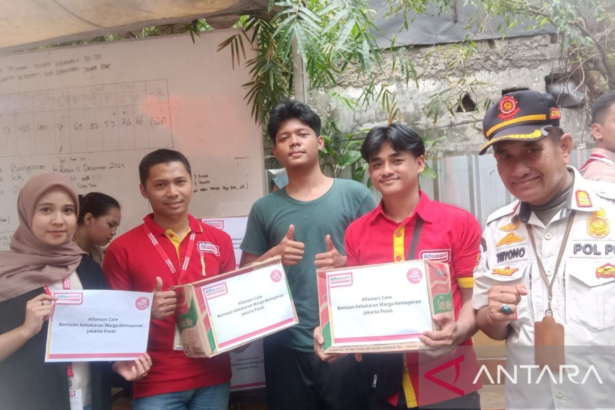 Alfamart menyalurkan bantuan untuk korban kebakaran di Kemayoran