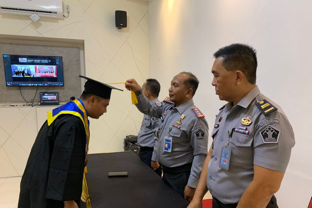 Lima orang WBP Lapas Singkawang wisuda program diploma dalam Lapas