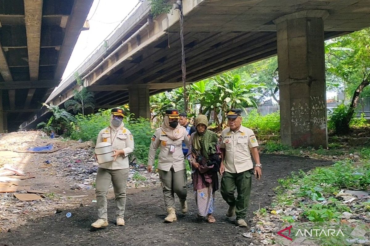 Warga kolong Angke yang direlokasi difasilitasi pelatihan kerja