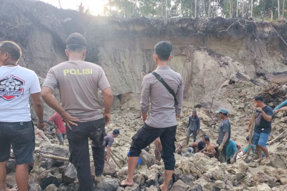 Tiga penambang emas ilegal di Kapuas Hulu Kalbar tewas tertimbun longsor