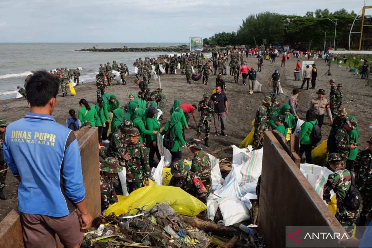 Danrem 162/Wira Bhakti ajak personel bersihkan Pantai Loang Baloq di Mataram