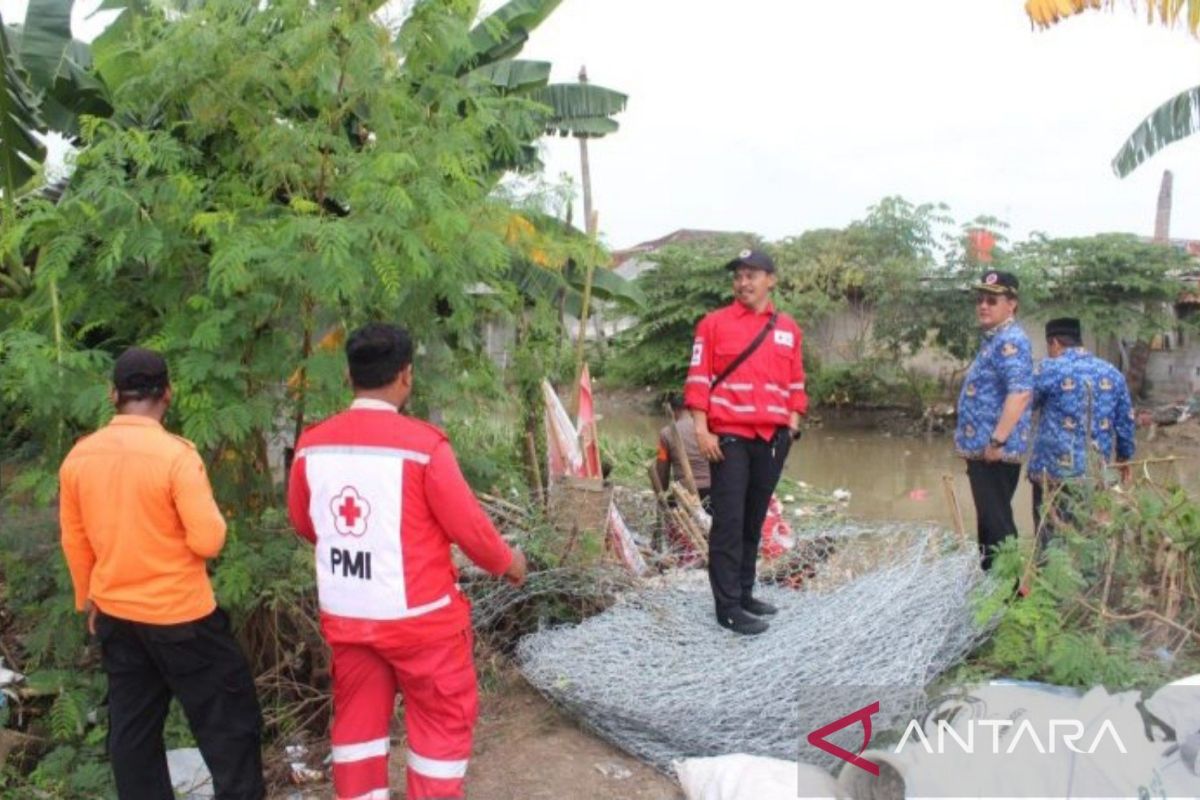 Pemkab Bekasi perbaiki tanggul jebol di Kali Cikarang