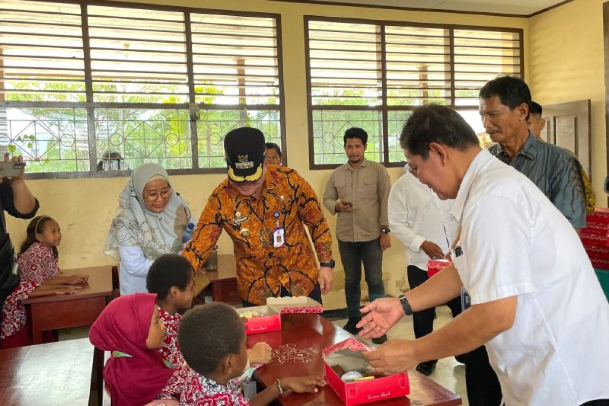 Pemkot Sorong salurkan 300 makanan bergizi gratis di SDN 6
