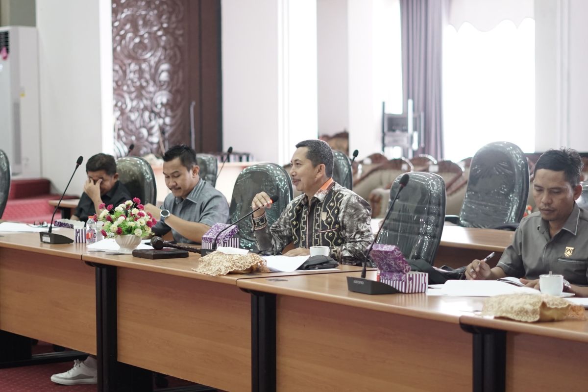 Komisi III DPRD HSS-pemkab bahas raperda penyelenggaran bangunan gedung