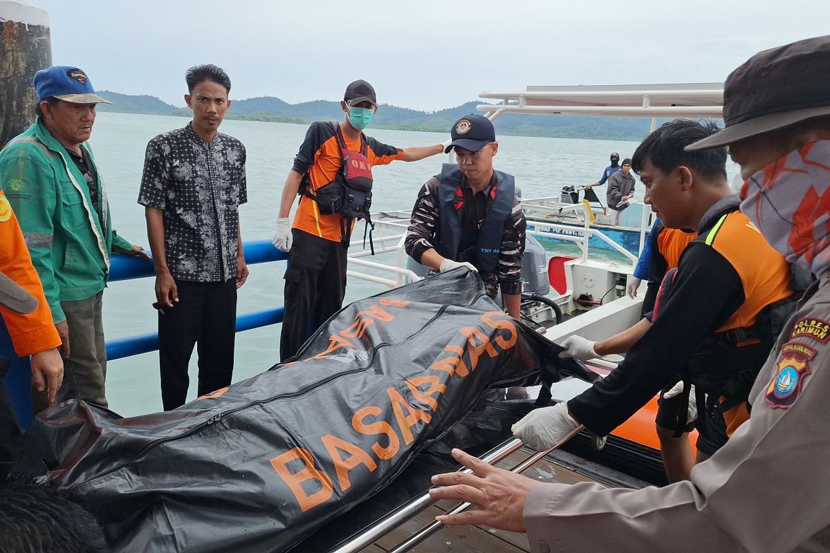 Tim SAR Karimun evakuasi 3 dari 4 korban speedboat yang tenggelam