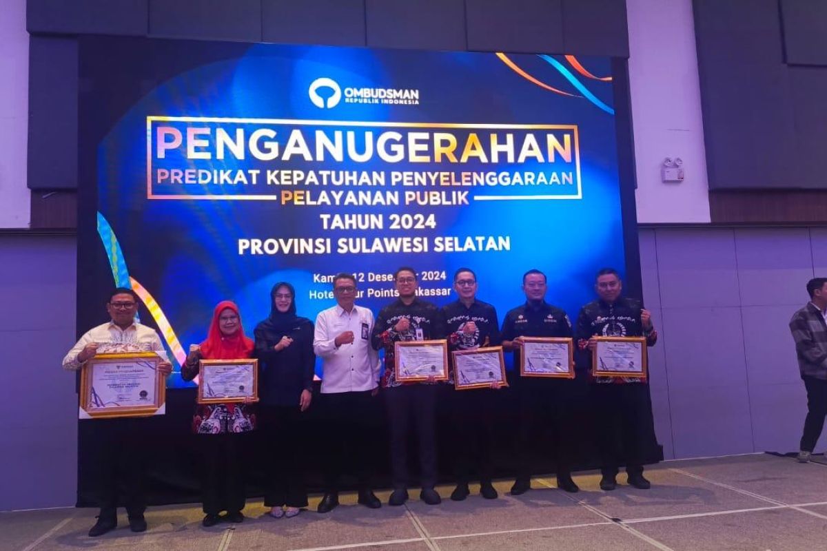 Pemprov Sulsel menerima penghargaan layanan zona hijau dari Ombudsman