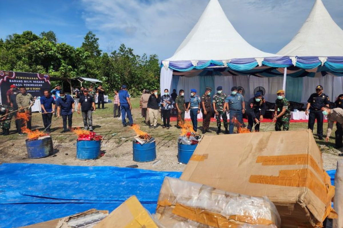 BC Dumai musnahkan rokok, sepatu dan kosmetik ilegal senilai Rp1 M
