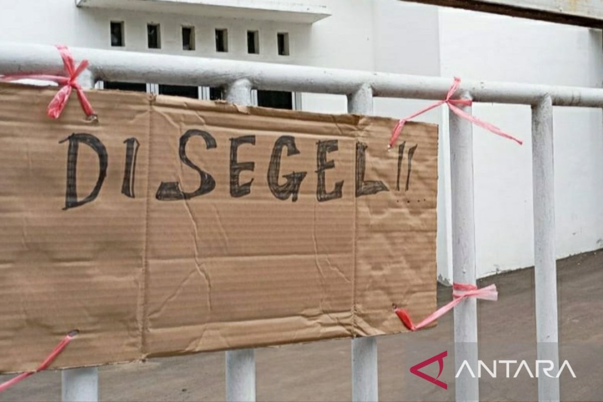 Sejumlah anggota dan pengurus cabor segel kantor KONI Karawang, ini penyebabnya