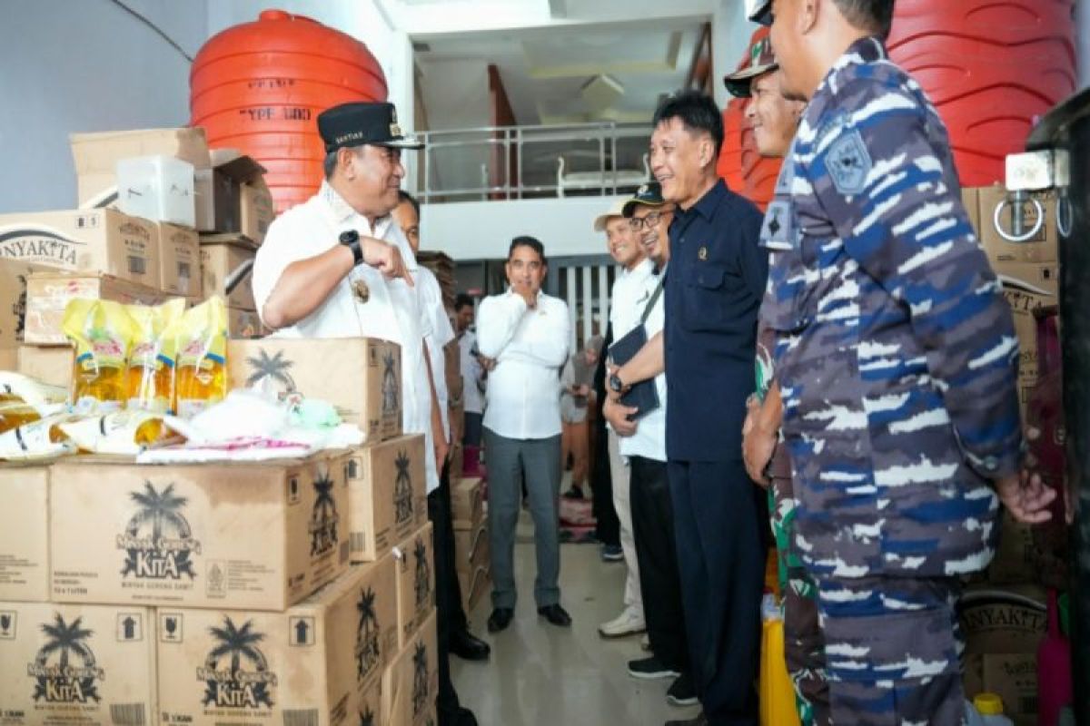 Pj Gubernur Sulbar jamin distribusi dan harga kebutuhan pokok jelang Natal aman