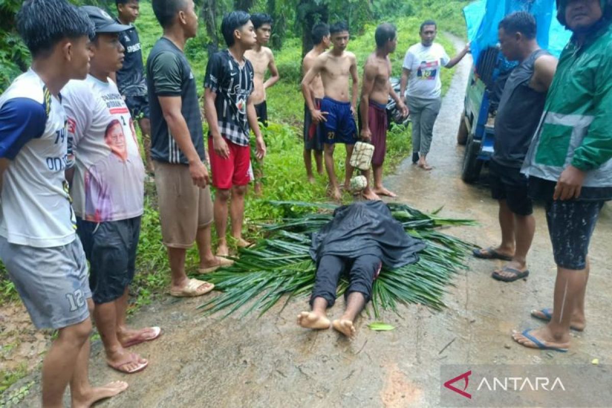 Polisi evakuasi korban tenggelam di sungai Mukomuko