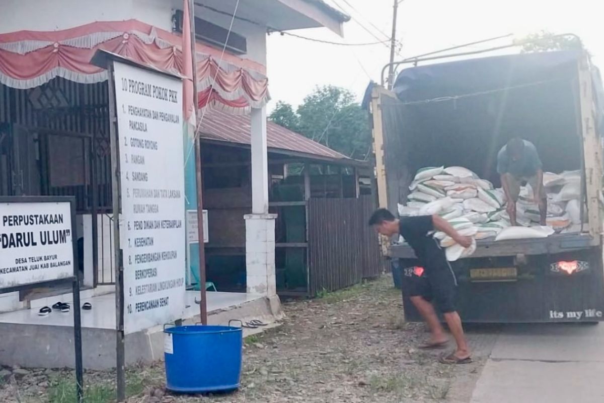 DKP3 Balangan dampingi penyaluran 70 ton beras kepada KPM