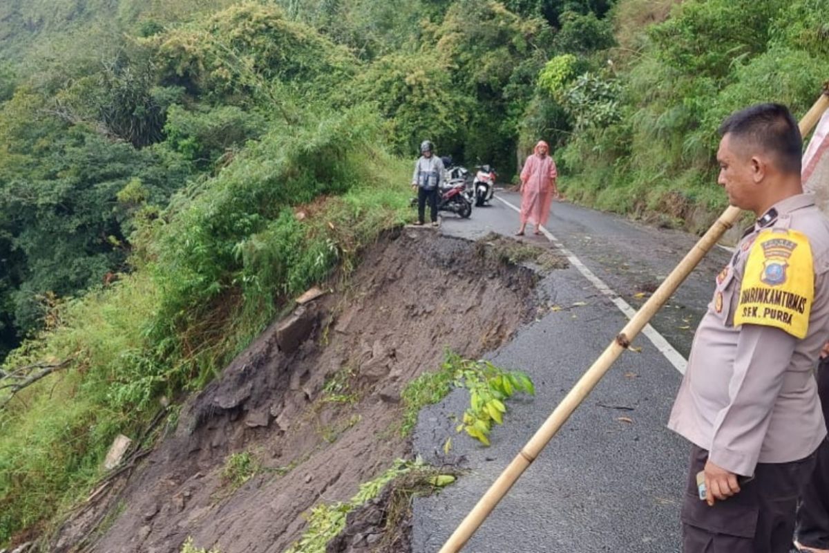 Ruas jalan menuju Danau Toba longsor, pengendara diimbau tingkatkan kehati-hatian