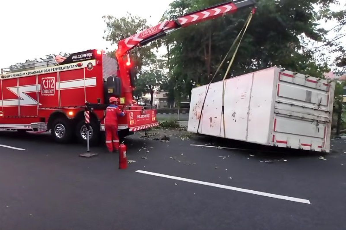 Waspadai, Truk terguling di Jalan Ahmad Yani Surabaya