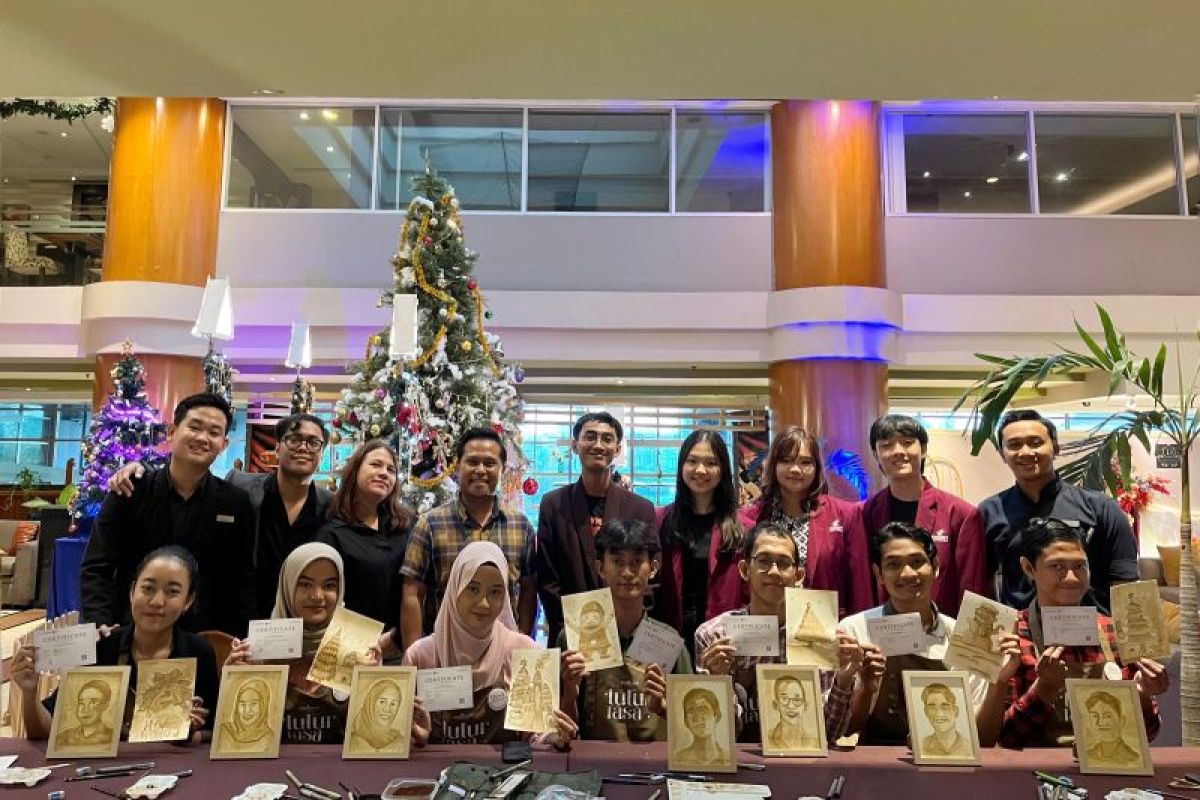 Barista tuli gunakan ampas kopi untuk lukisan bertema Natal-Tahun Baru