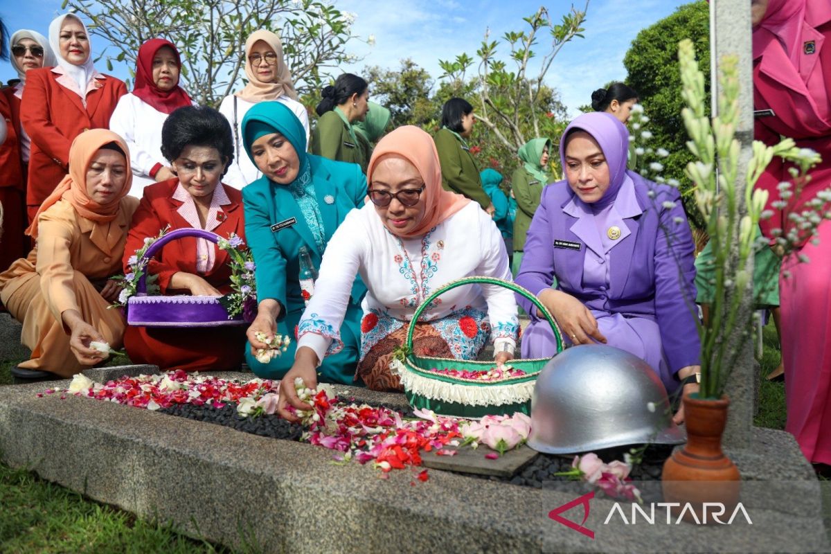 Menteri Arifah ziarah ke makam pahlawan perempuan jelang Hari Ibu di Kalibata