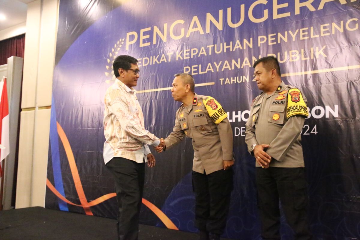Polres Buru dan Malteng terima penghargaan kepatuhan pelayanan publik dari Ombudsman
