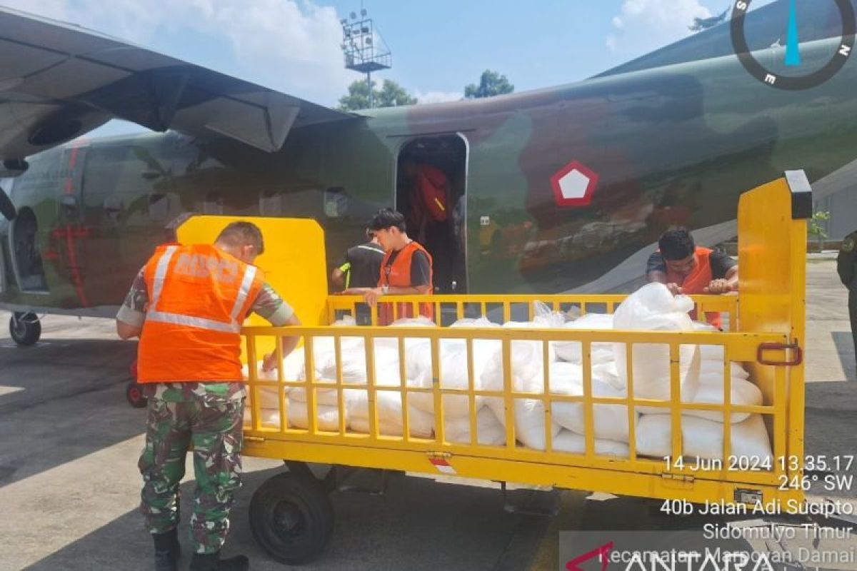 Tiga ton garam berhasil disemai ke udara, kendalikan curah hujan di Jawa Barat